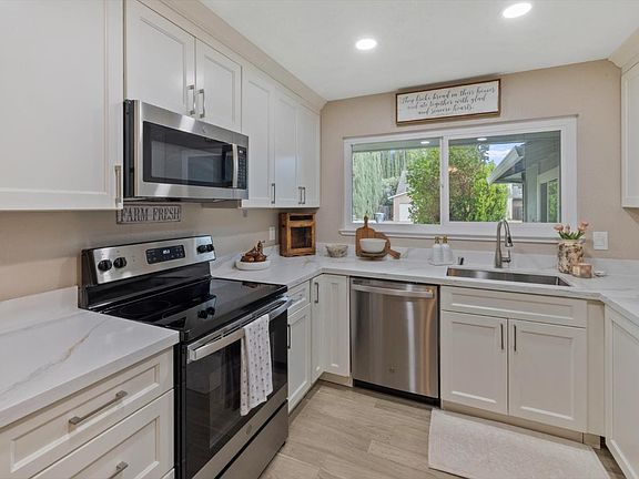 3rd image of 1084 Woodridge Drive