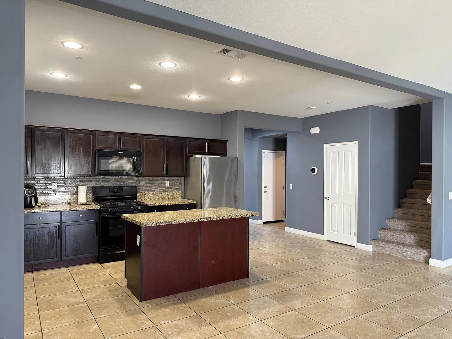 6 bed, 3.0 bath, 2782 sqft, $3,400 — Photo 4