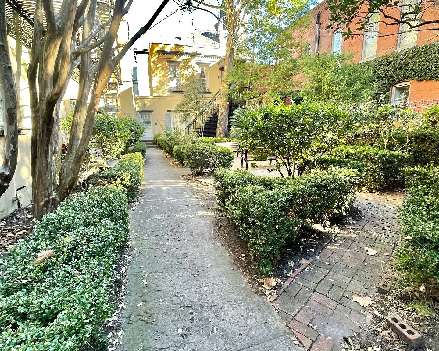Charming 1 Bedroom, 1 Bathroom Courtyard Apartment in Downtown Savannah — Photo 4