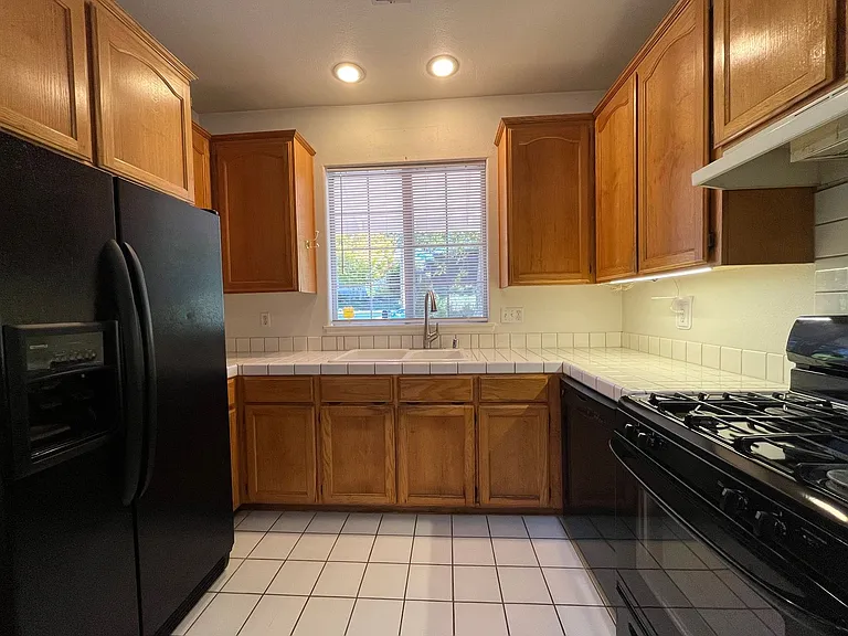 1146 Vista Dr — Photo 3
