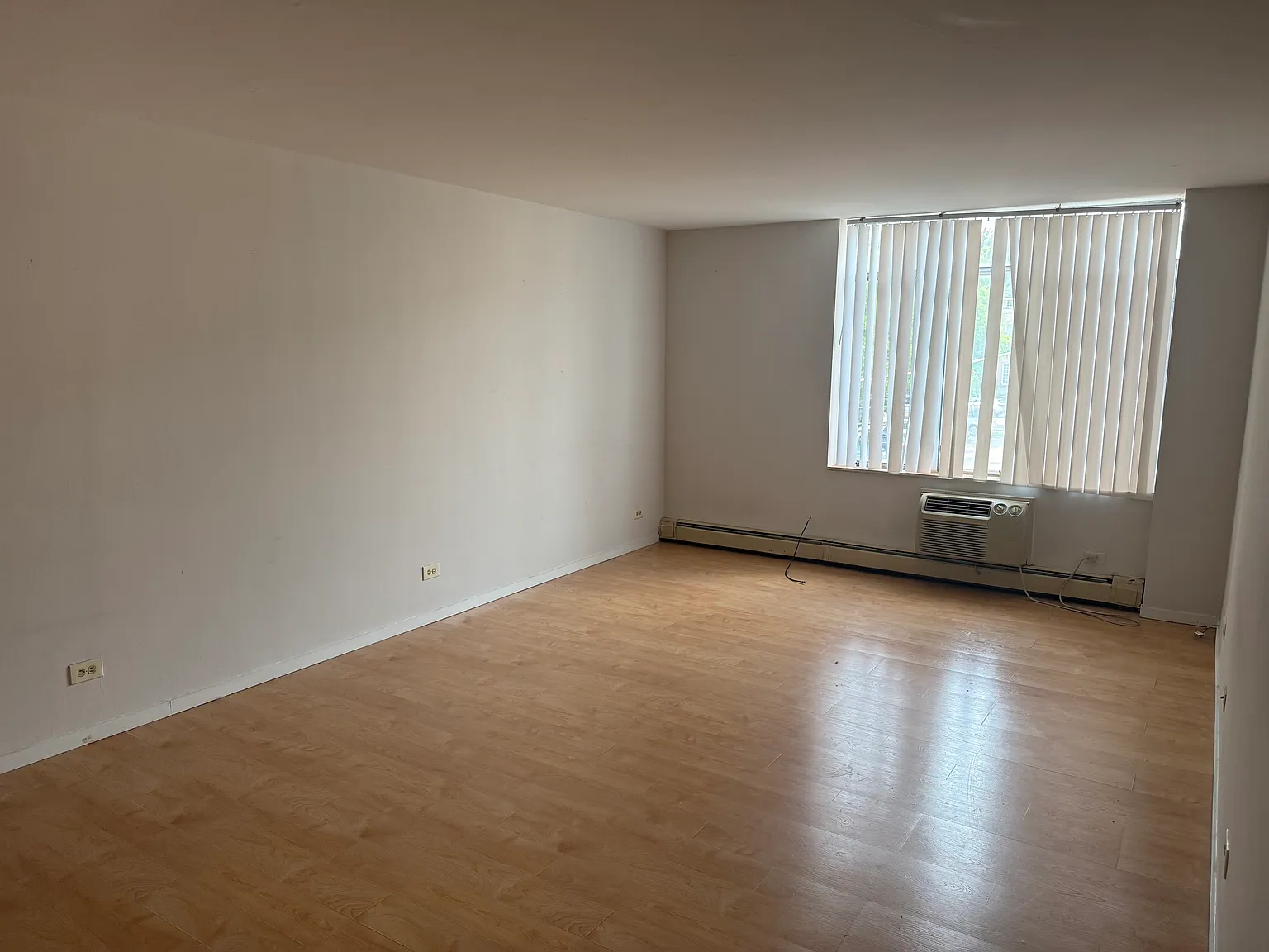 580 N Bank Ln — Photo 2
