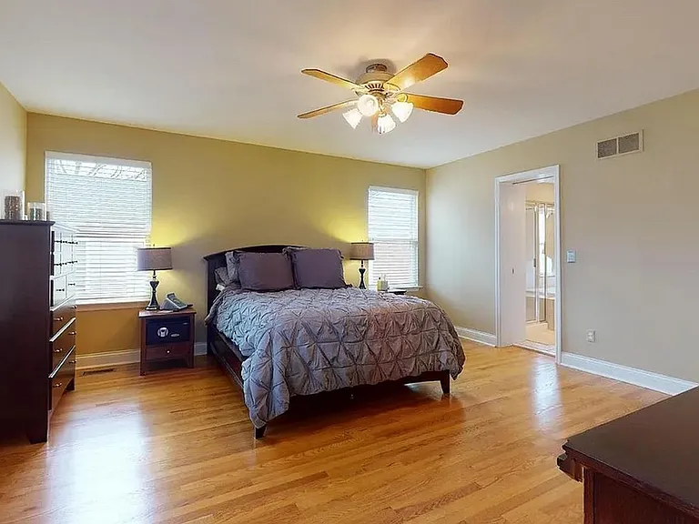 424 W Washington Ave — Photo 5
