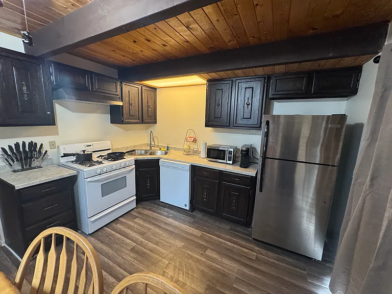 610 Holmes Ln — Photo 9