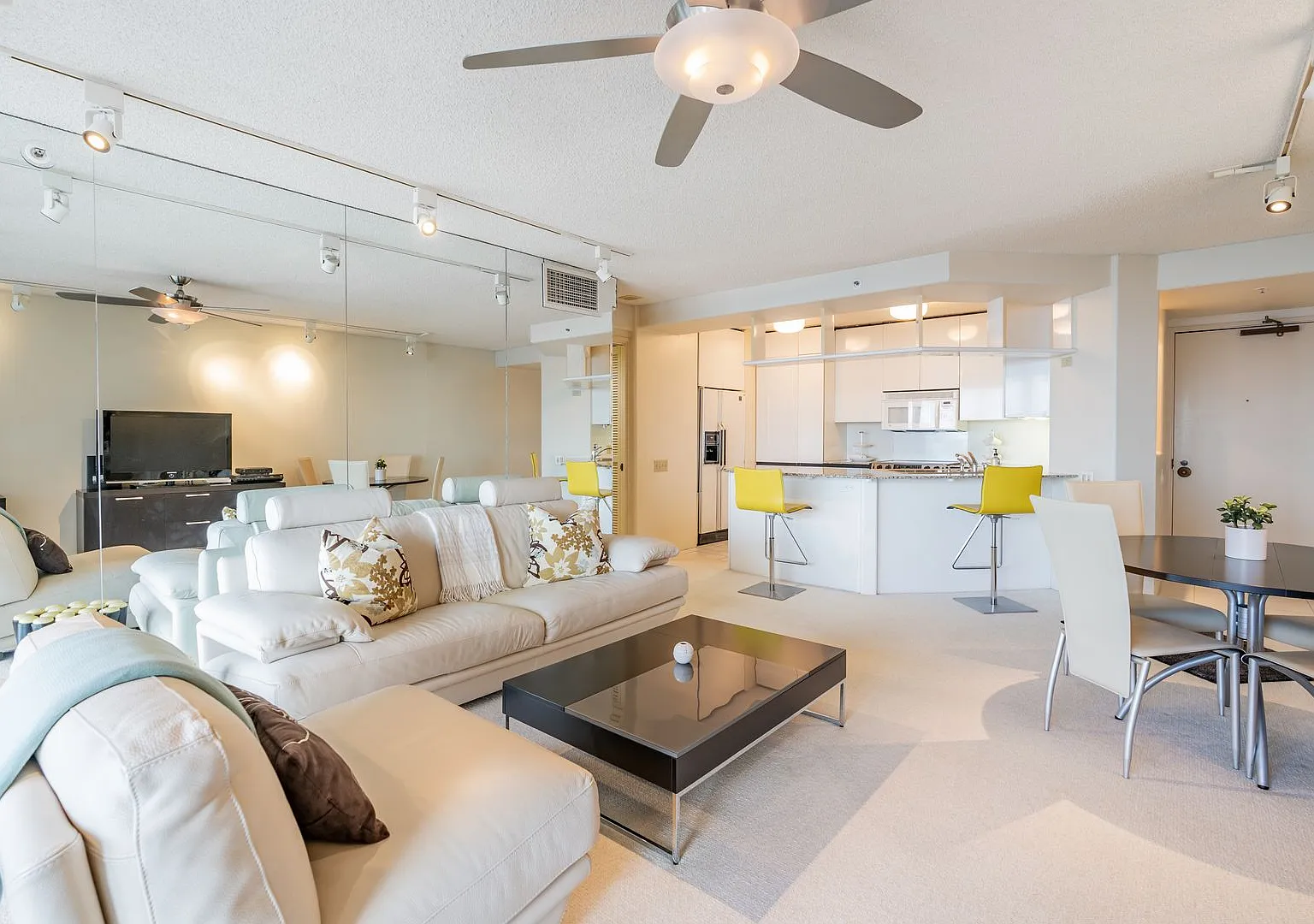 Furnished 1 Bed 1 Bath 1 Parking at Honolulu Park Place — Photo 1