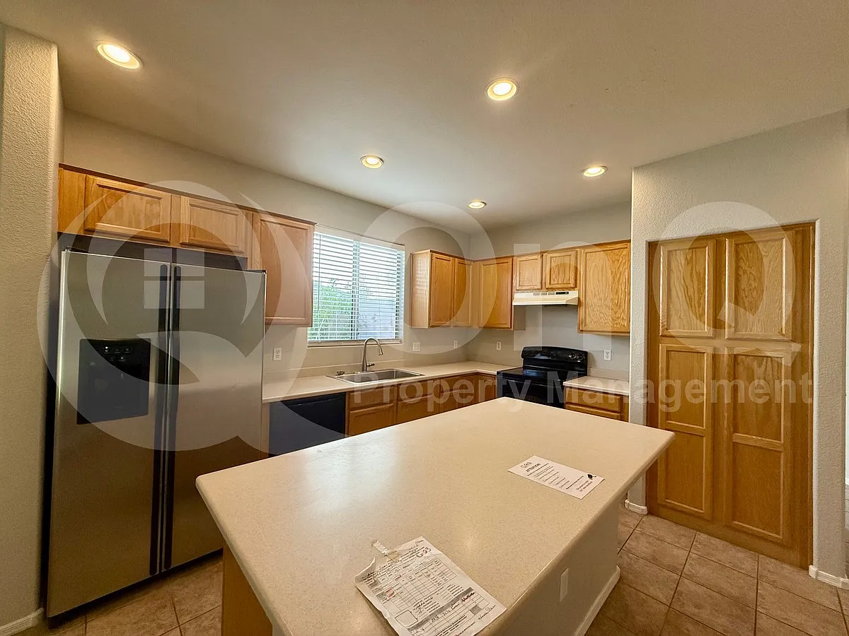 4 bed, 2.0 bath, 2100 sqft, $2,395 — Photo 4