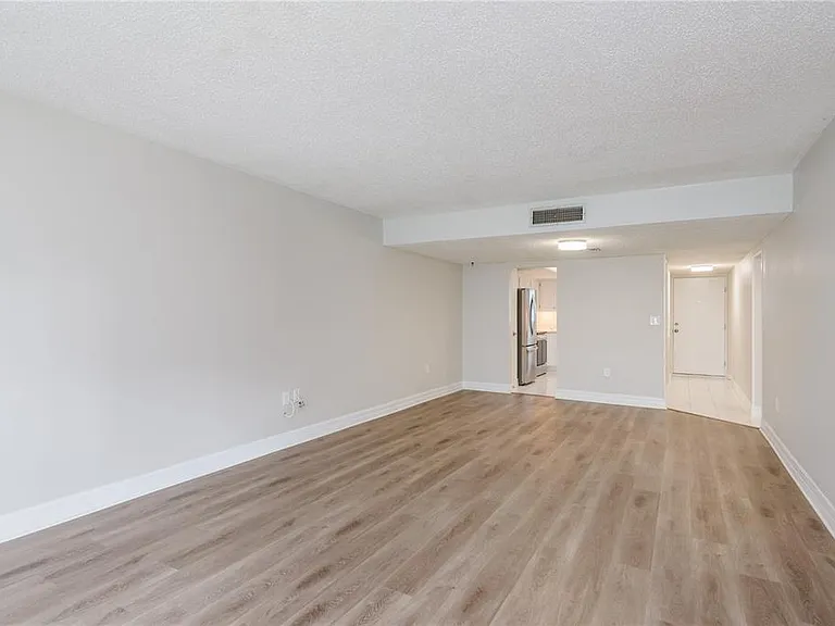 8 Glencoe Pl #104 — Photo 9