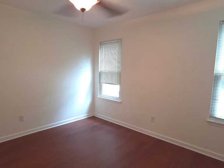 190 Barrington Dr E — Photo 10