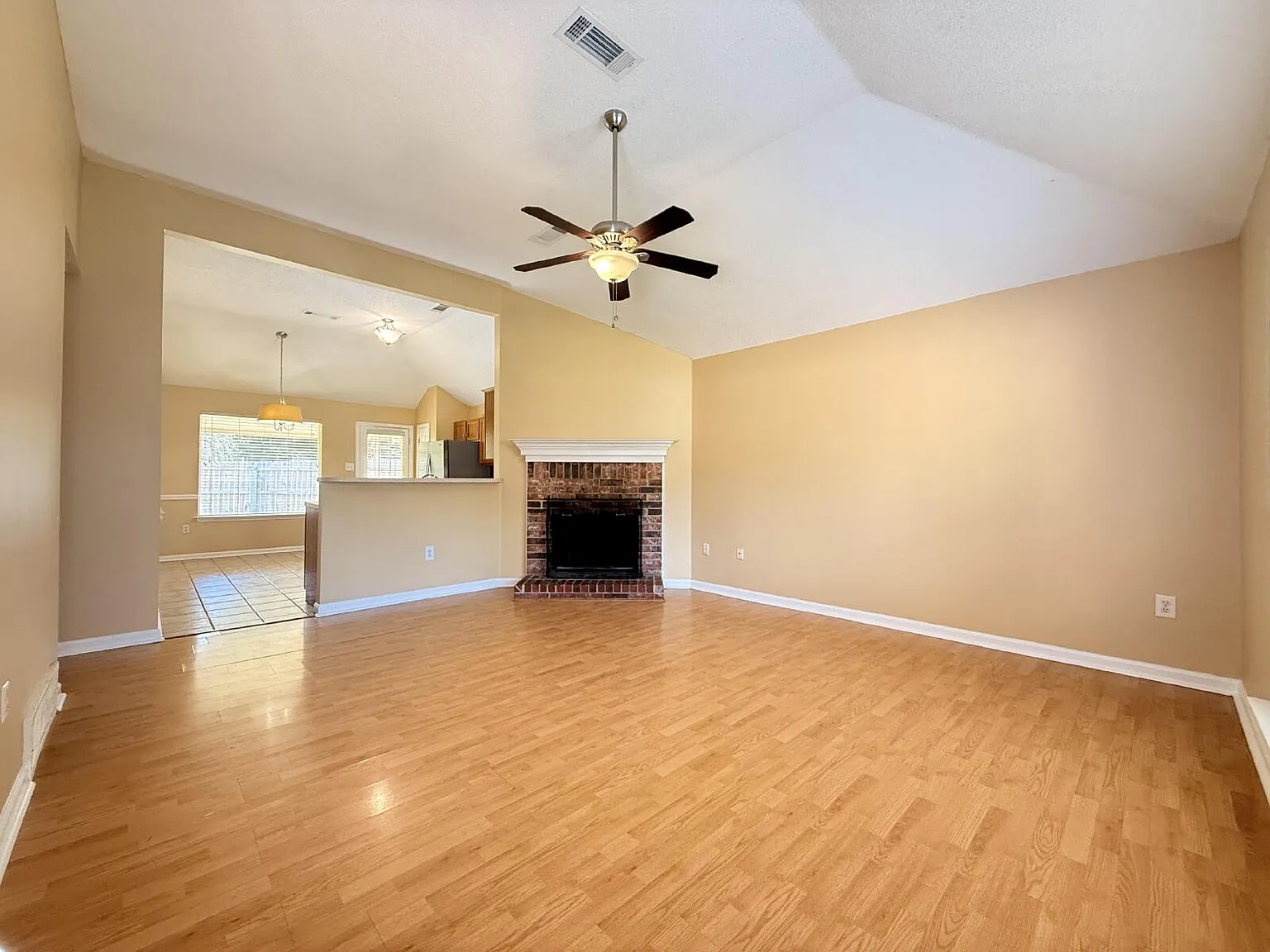 3 bed, 2.0 bath, 1268 sqft, $1,800 — Photo 2