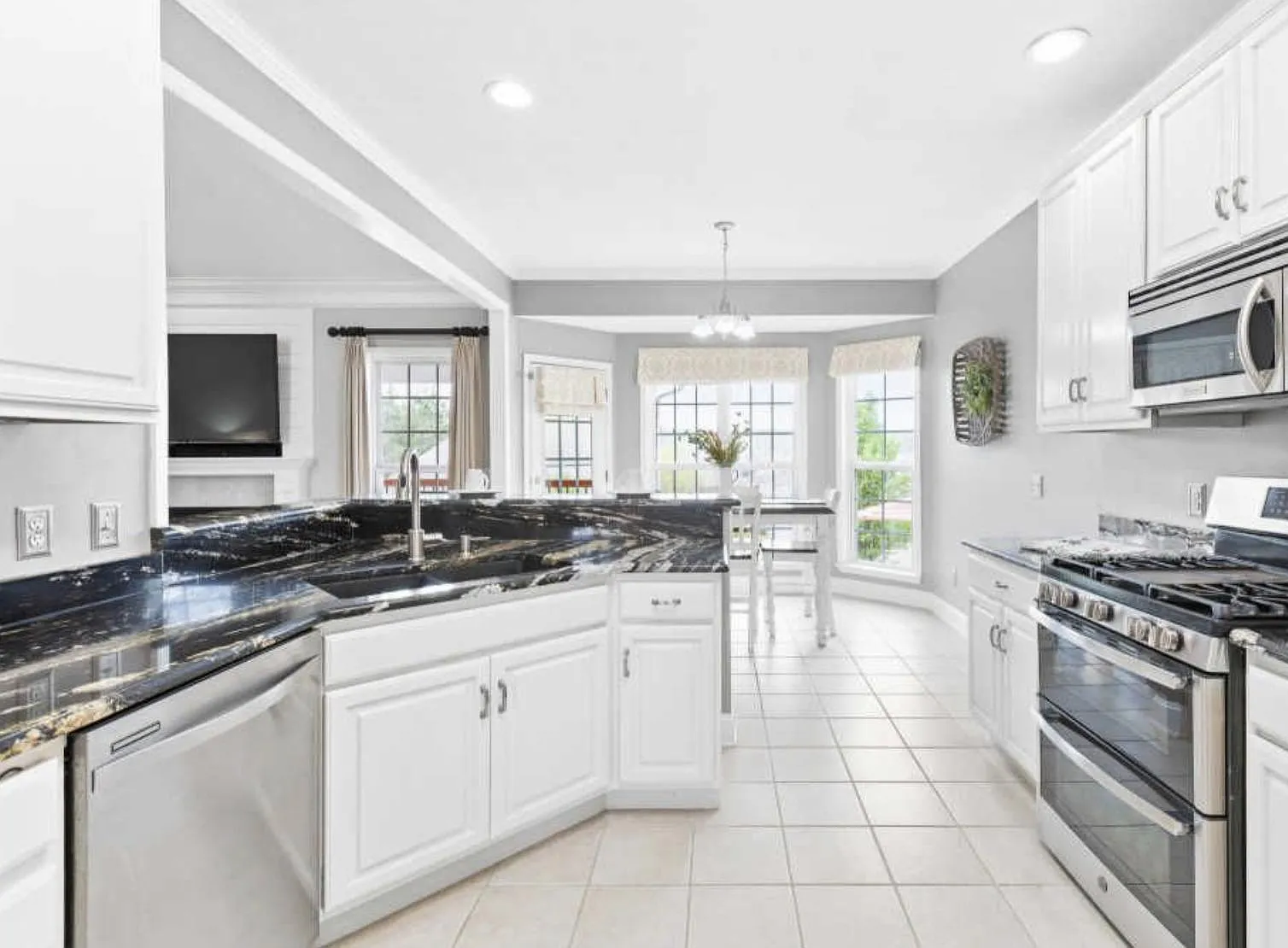 5 bed, 2367 sqft, $3,300 — Photo 4