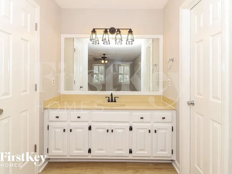 1079 Lakeview Rd — Photo 9