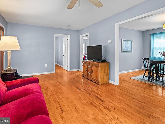 4th image of 313 Oak St