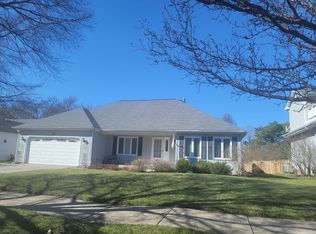 21 N Whispering Hills Dr, Naperville, IL 60540