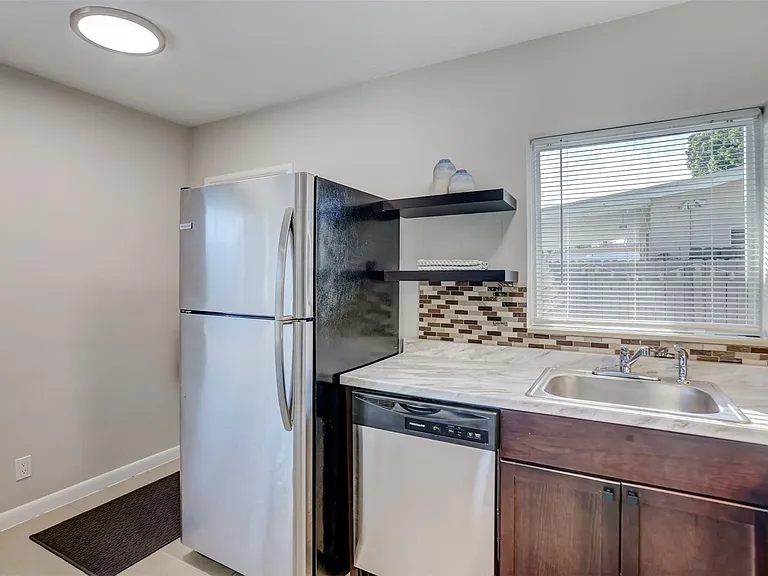 1005 NE 17th Ct — Photo 10