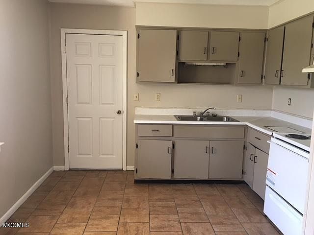 2nd image of 2847 W Park Dr