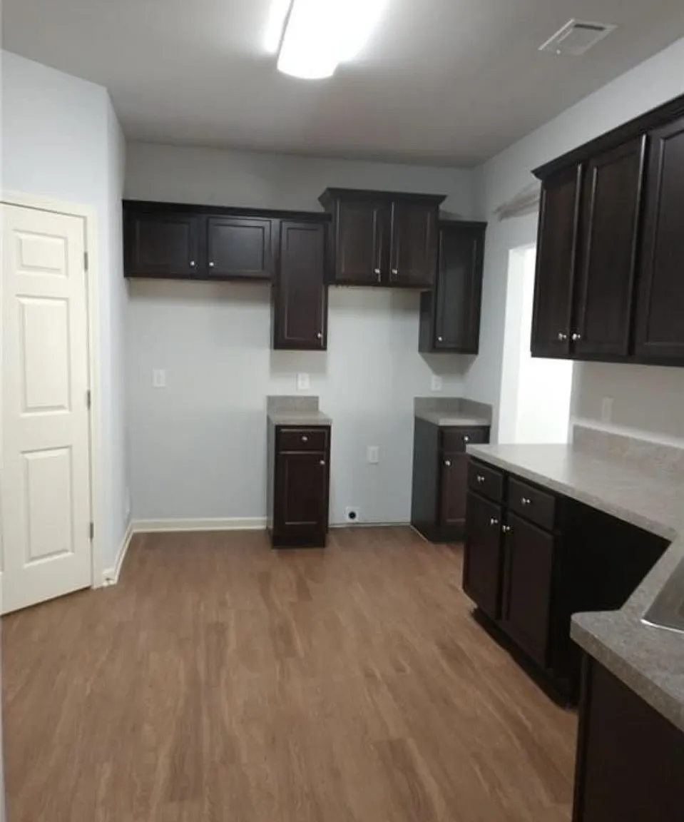 4 bed, 2000 sqft, $2,350 — Photo 4