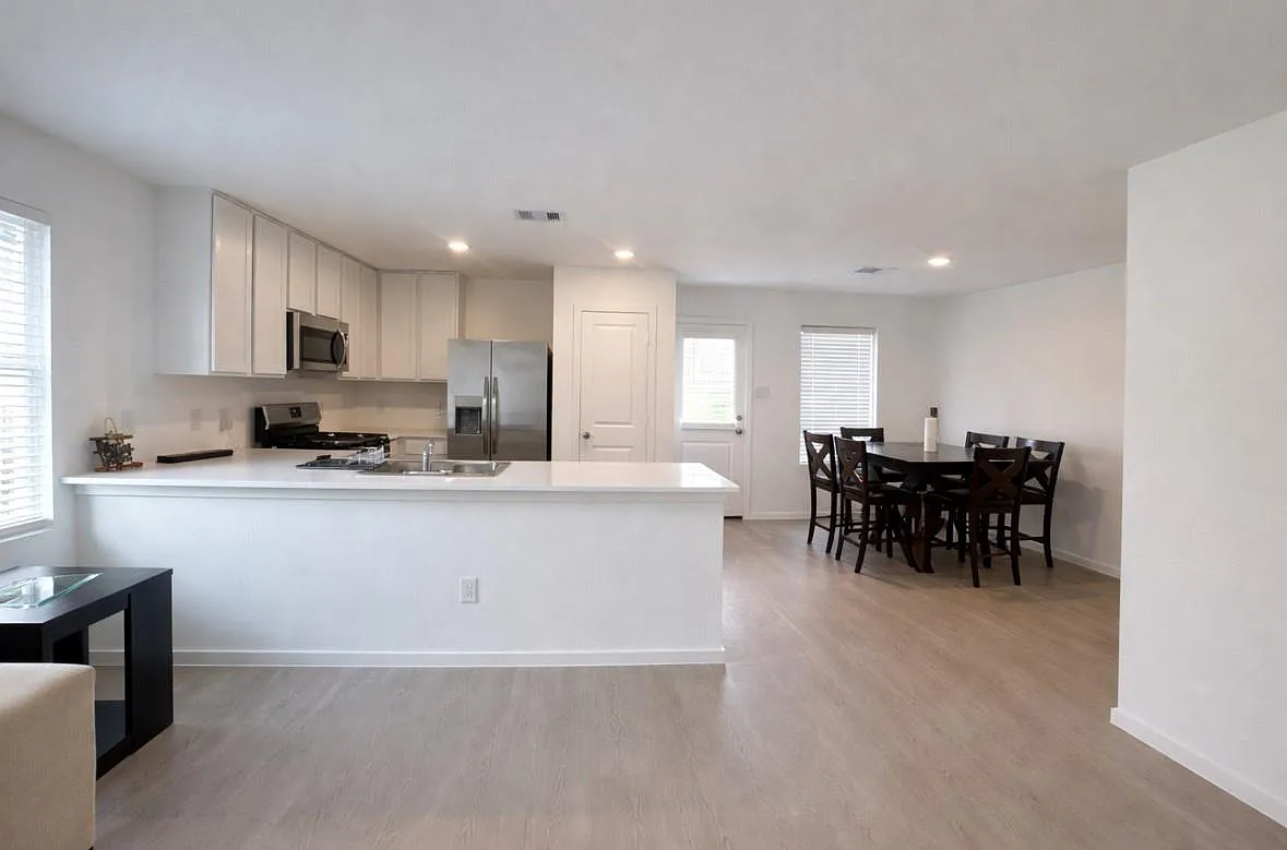 3 bed, 2.0 bath, 1302 sqft, $1,800 — Photo 2