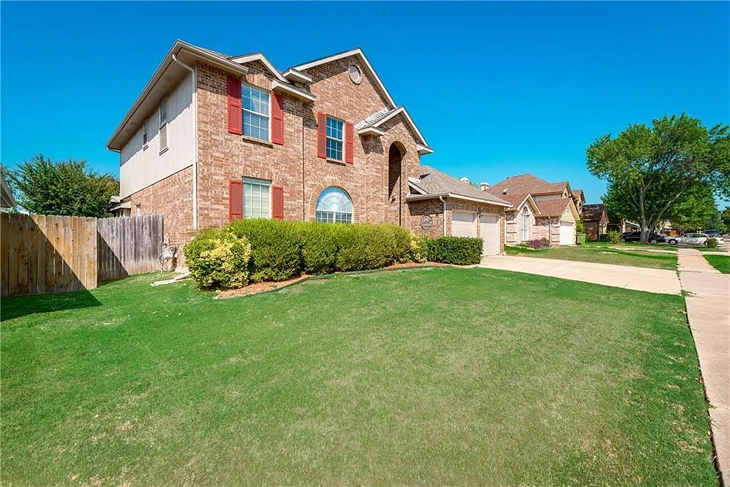 4 bed, 2296 sqft, $2,700 — Photo 2