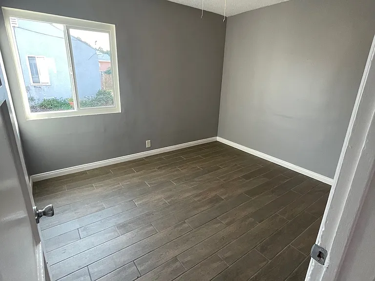 2513 N Termino Ave — Photo 13