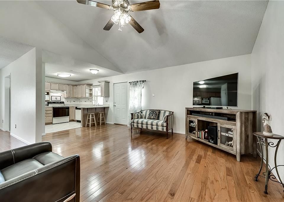1st image of 722 Ravencroft Dr