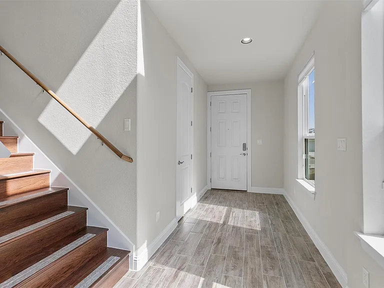 205 Riverhill Cv — Photo 13