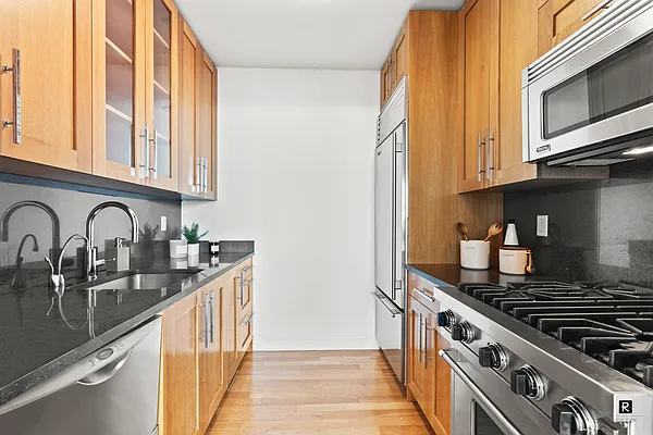 Sold by R New York | media 4