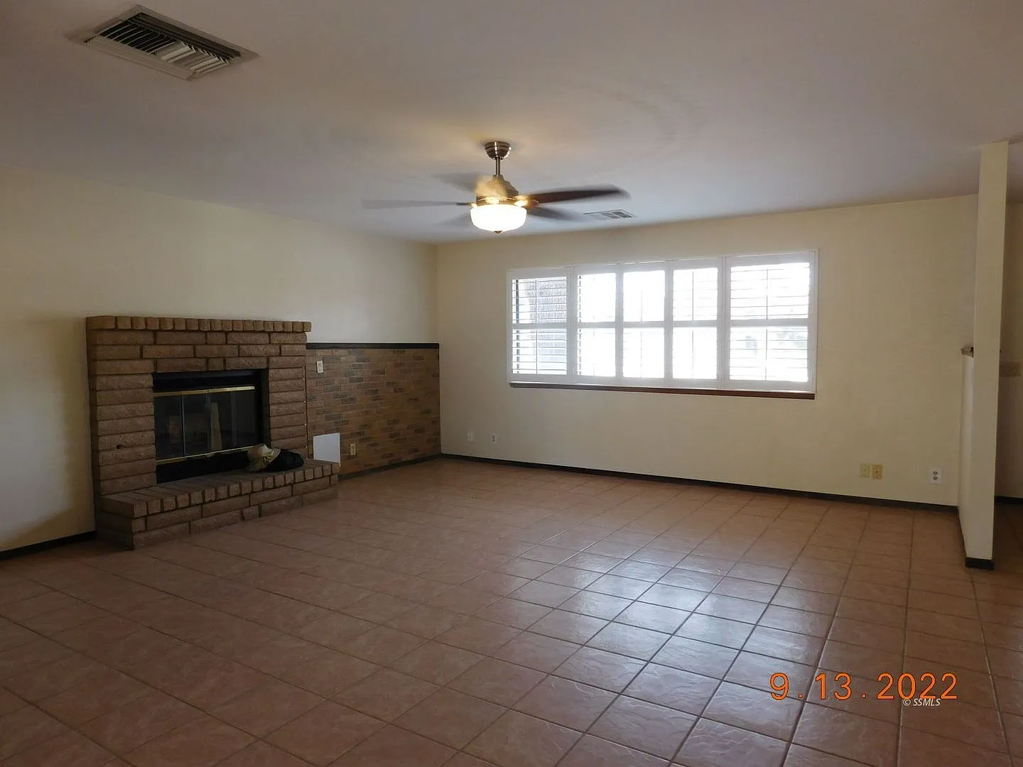 Charming 3-Bedroom Home with Garage & Appliances Included in Ridgecrest — Photo 4