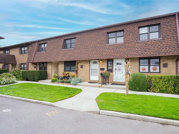 211 Mariners Way, Copiague, NY 11726