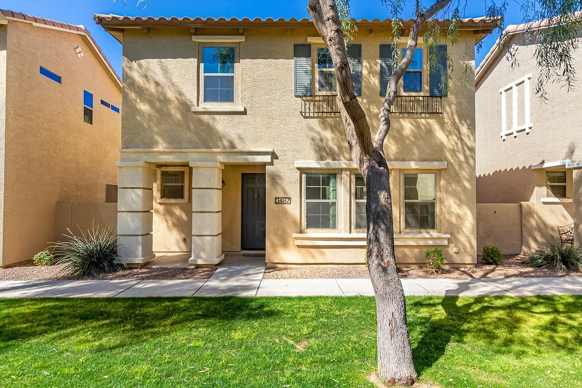 3 bed, 2.5 bath, 2105 sqft, $2,299 — Photo 4