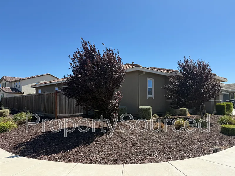 4 bed, 3.0 bath, 2918 sqft, $3,150 — Photo 4