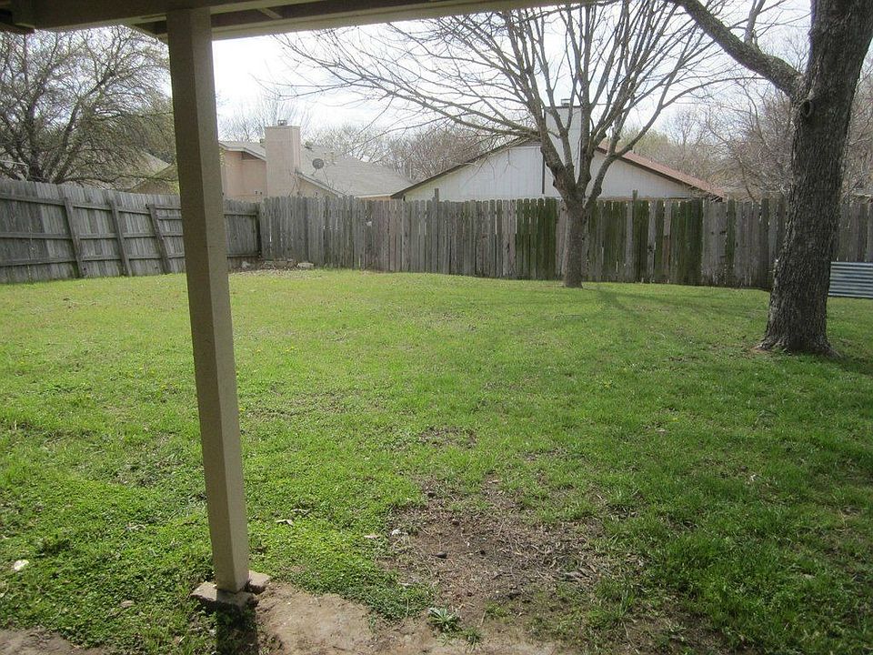 2nd image of 1311 Blakeney Ln