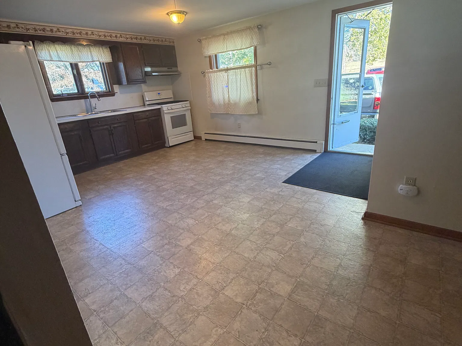 3 bed, 1.5 bath, $1,550 — Photo 2