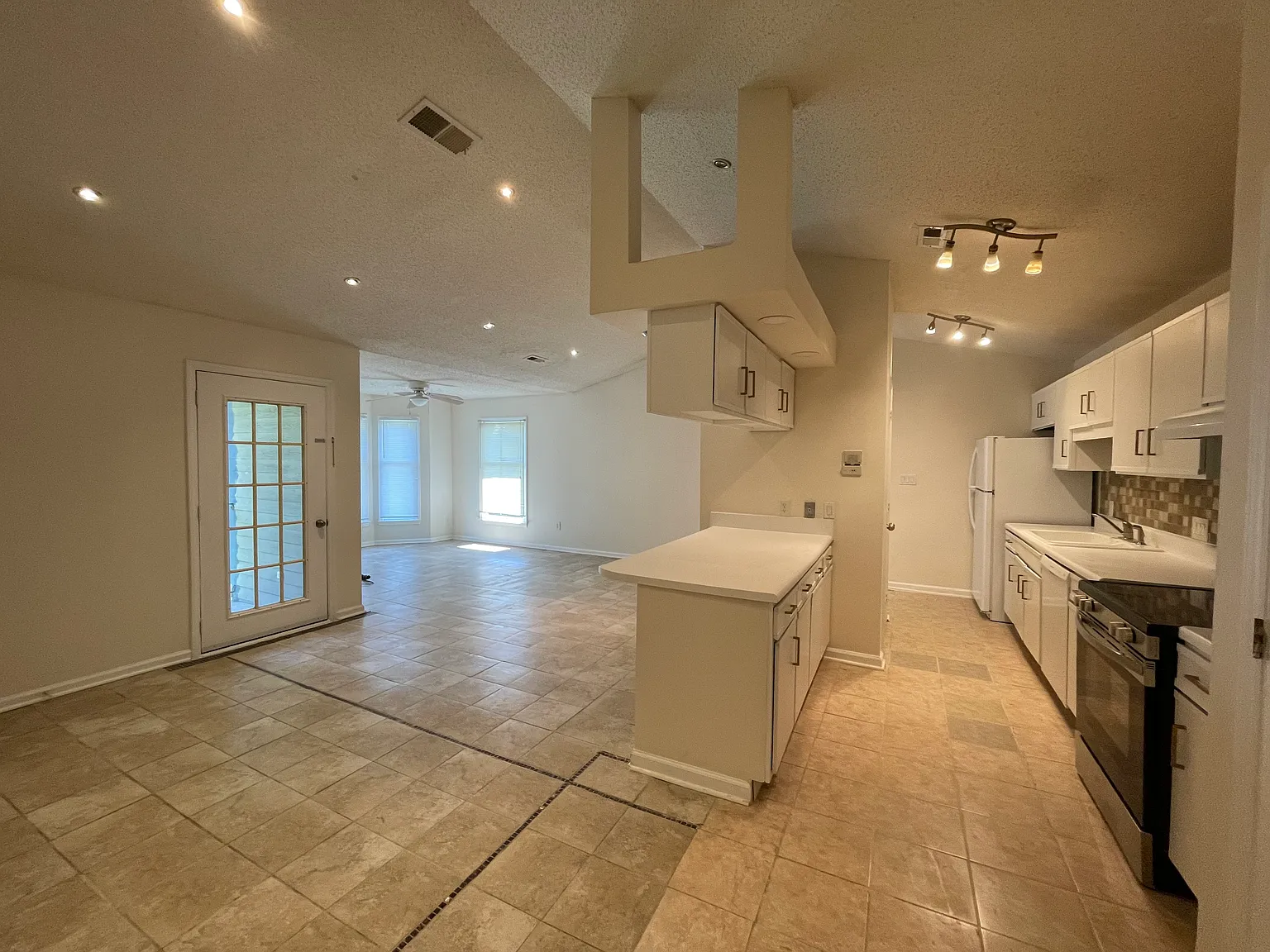 2 bed, 1040 sqft, $1,385 — Photo 1