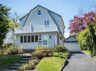 4 Spruce Pl, Great Neck, NY 11021