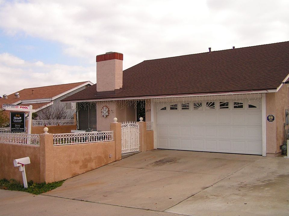 Frontal view, notice private front yard