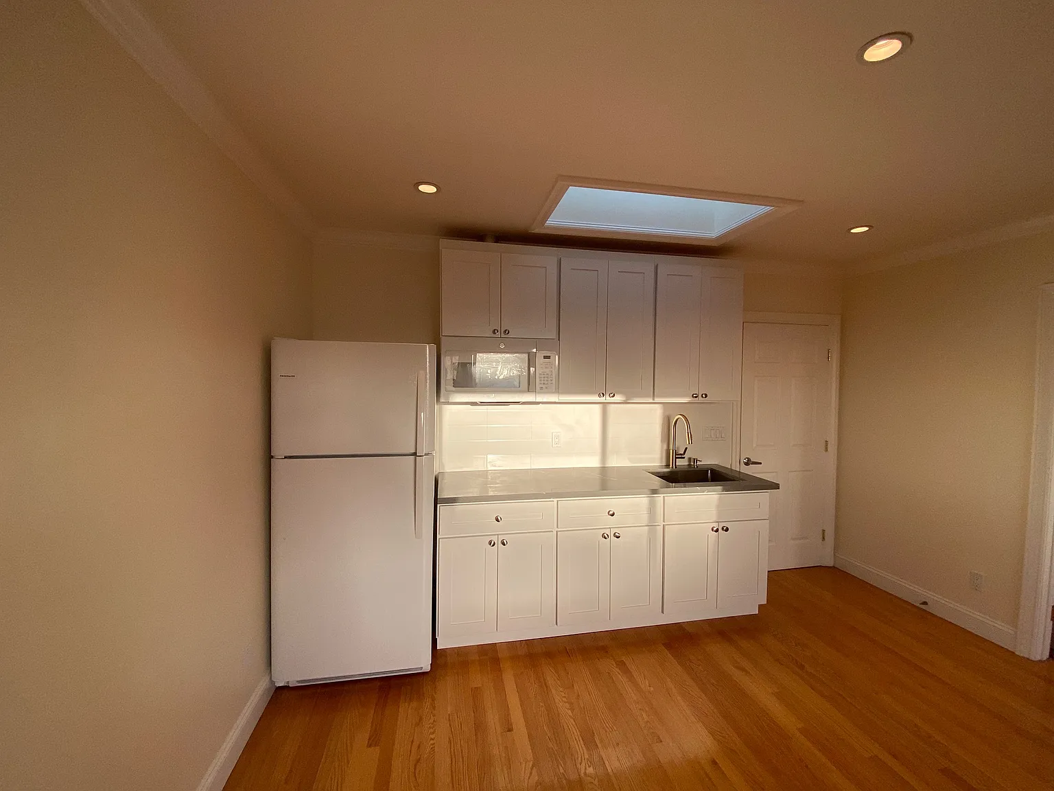 3 bed, 800 sqft, $3,795 — Photo 1