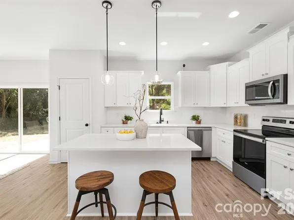 443 Dawn Cir, Charlotte, NC 28213