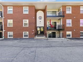 515 N Cass Ave APT 2B, Westmont, IL 60559