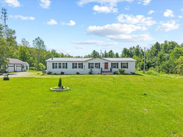405 E Road, Bradford, ME 04410