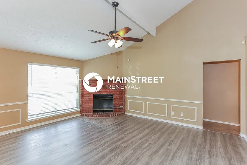1015 Flower Dr — Photo 3