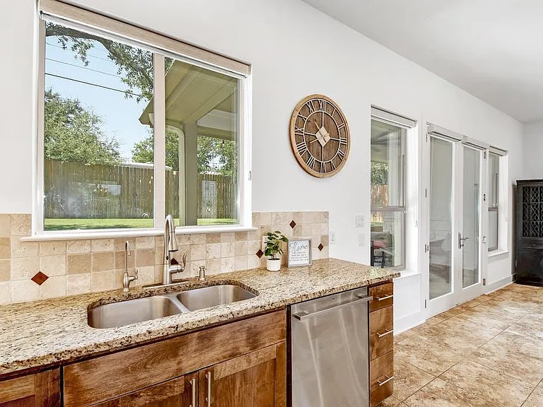 1006 Lipan Trl — Photo 10
