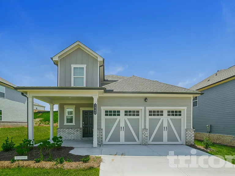 1940 Logan Ln — Photo 1