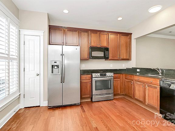 2nd image of 924 White Point Dr