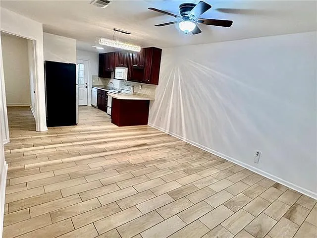 3 bed, 1.0 bath, 900 sqft, $1,350 — Photo 3