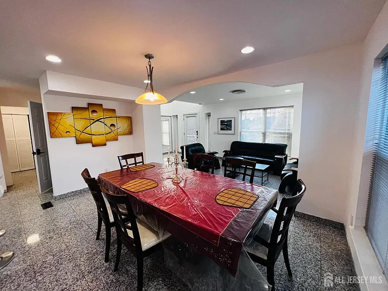 63 E Jefferson Blvd — Photo 4