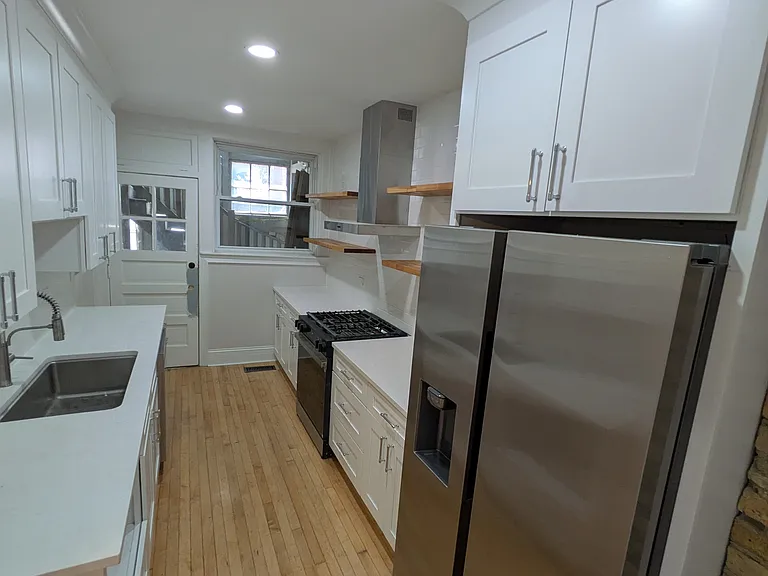 2337 W Roscoe St #1 — Photo 2