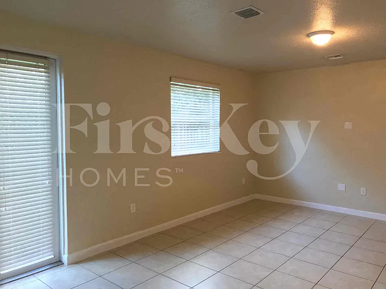 181 NE 30th Pl — Photo 5