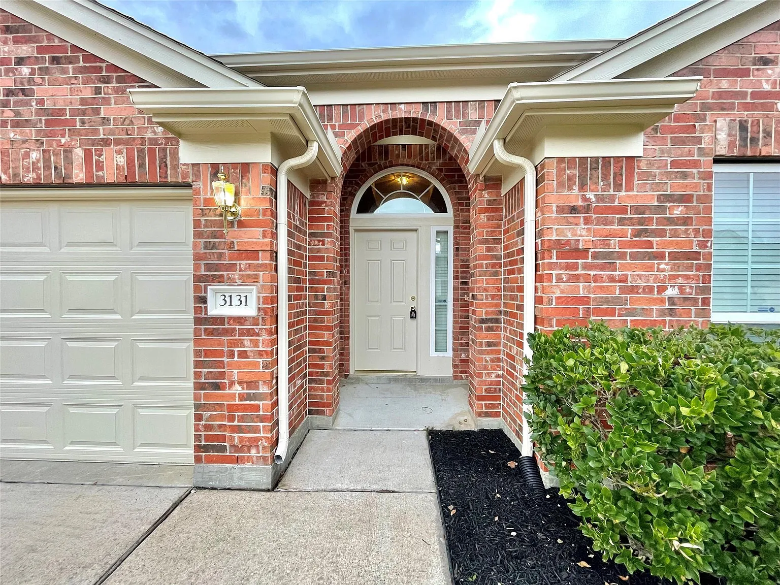 4 bed, 2.0 bath, 2313 sqft, $2,300 — Photo 2