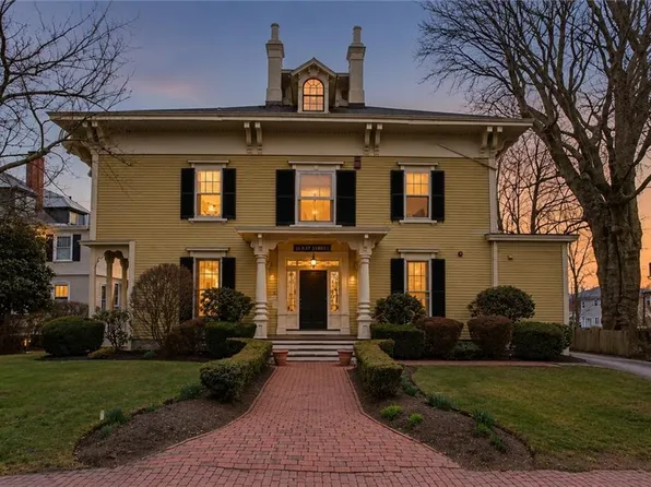 28 Kay St APT 3, Newport, RI 02840