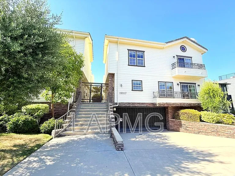 12217 Moorpark St #9 — Photo 29