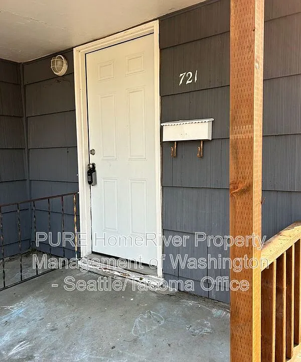 721 S Ainsworth Ave